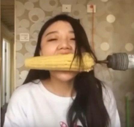 女子作死模仿用电钻吃玉米,接下来悲剧了