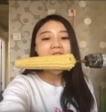 女子作死模仿用电钻吃玉米,接下来悲剧了