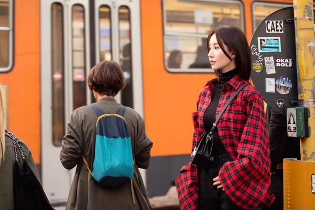 30岁的舒畅剪“摩卡波波头”发型,变的像18岁的少女,这下真红了