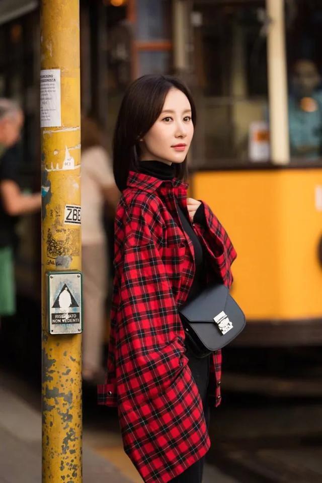 30岁的舒畅剪“摩卡波波头”发型,变的像18岁的少女,这下真红了