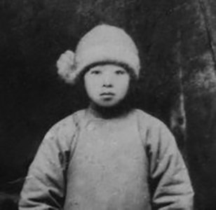 ​萧红简介（19岁与表哥私奔，父叔险将她勒死）