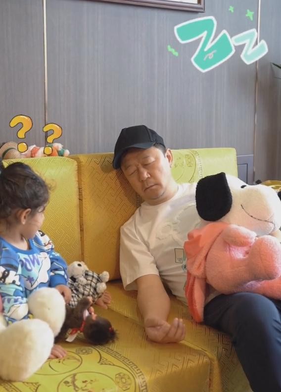 郭涛有几个孩子(郭涛三胎女儿曝光五官精致好像洋娃娃)