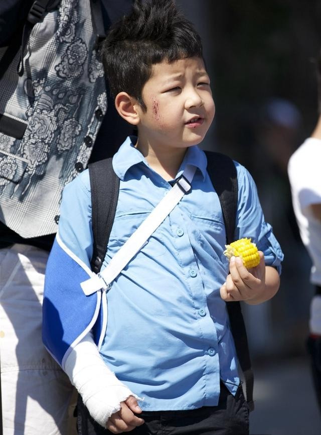 郭涛有几个孩子(郭涛三胎女儿曝光五官精致好像洋娃娃)