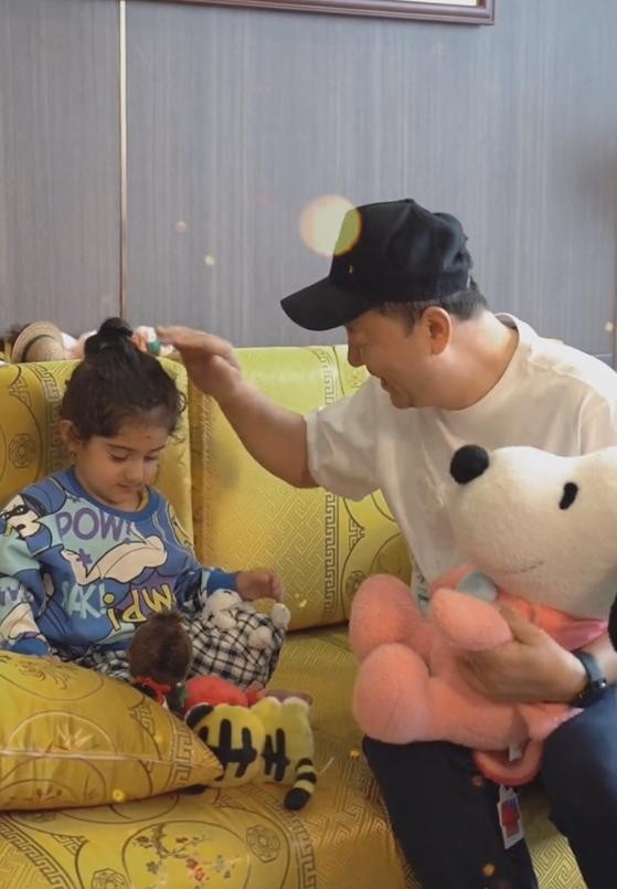 郭涛有几个孩子(郭涛三胎女儿曝光五官精致好像洋娃娃)