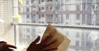 ​不管玻璃有多脏，教你3个妙招，不用一滴水，也能擦得干干净净！