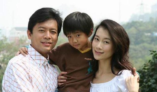 何政军出道多年至今无绯闻,妻子原来是她,网友真让人羡慕啊