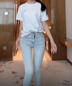 ​女生必备：紧身牛仔裤的百搭魅力