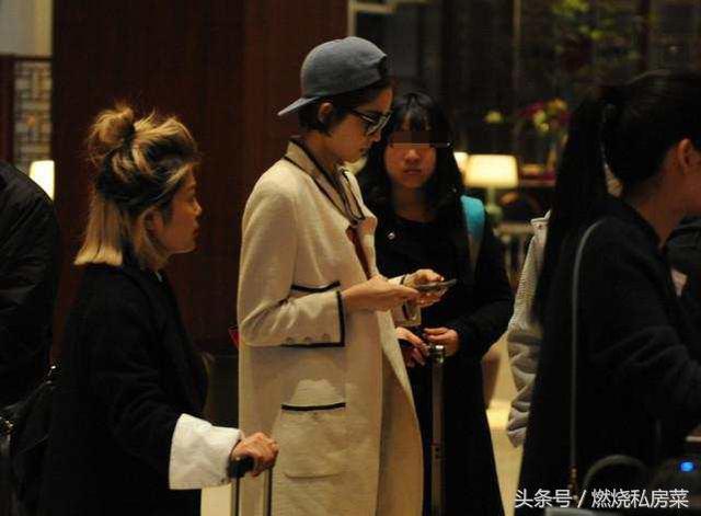 分手后张翰娜扎机场偶遇形同陌路，张翰一个回眸戳中网友泪点