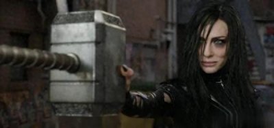 ​《复联4》雷神使用的斧头，为何发出的不是闪电，而是蓝色火焰？