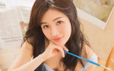 ​川藏线上的“穷游女”，手上牌子上写着“求RB”，到底啥意思？