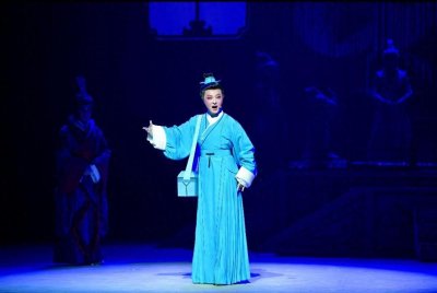 ​悬疑剧情、厚重历史、家国情怀……承载着无数期待的黄梅戏《女国医》昨晚首演