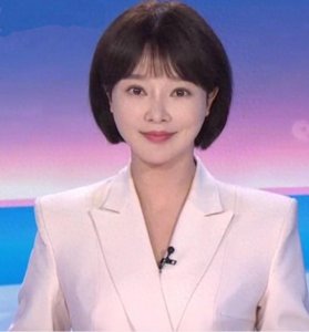 ​央视主持胡蝶：美貌才华并存，嫁导演陆川9年生2娃，如今生活幸福