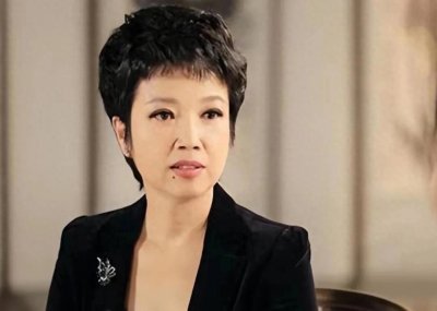 ​主持人黄薇：和蔡国庆青梅竹马，照顾瘫痪父亲11年，母亲让她落泪