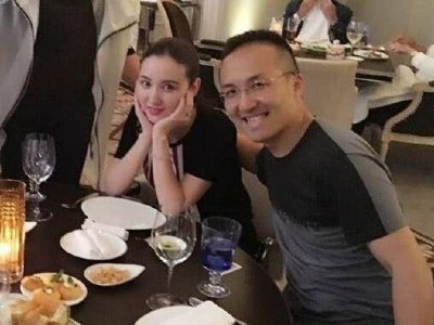 ​张萌低调结婚多年，婚后育有一女，与老公很是相爱，原来老公是他