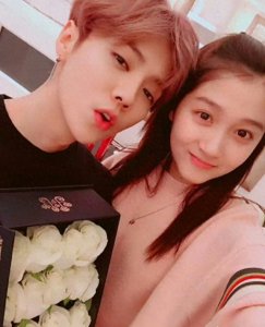 ​鹿晗关晓彤恋爱8年，她27岁风头正盛，他35岁事业堕落翻红无望