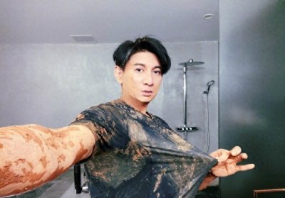 ​吴奇隆晒近照，霹雳虎变“泥巴虎”，颜值回春玻尿酸脸太抢镜