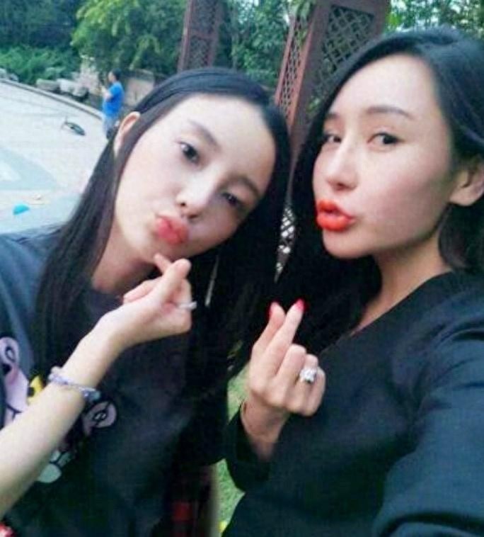 “出轨门”后李小璐晒出自拍照，忘记P图，本性真容全被曝了光