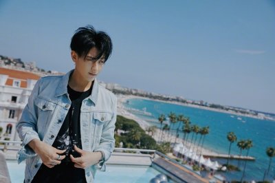 ​黄子韬之前关注是零，现关注了鹿晗和吴亦凡，ins和吴亦凡互关