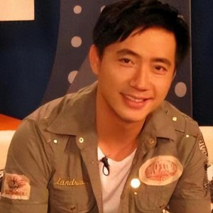 ​52岁“康祈耀”彭新智的全家福，妻子相貌平凡，儿子比康枝子还大