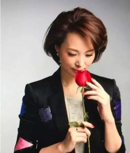 ​董卿的全家照被曝光，老公是来自农村的富豪，对继子比亲生的还好