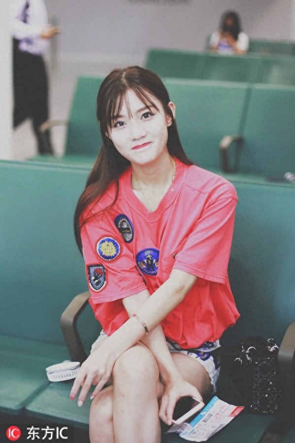 “富婆”陈意涵机场凹奇怪造型,面对镜头360度无死角