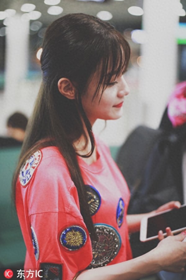 “富婆”陈意涵机场凹奇怪造型,面对镜头360度无死角