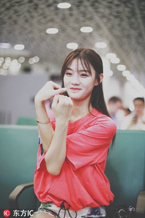 “富婆”陈意涵机场凹奇怪造型,面对镜头360度无死角