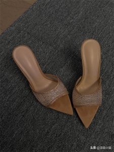 ​粉色高跟鞋与红唇的时尚碰撞：优雅与魅力的完美融合