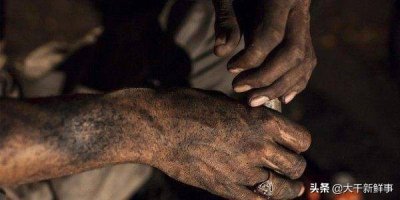 ​罕见的井下煤矿工人照片：黑暗也无法夺去乐观