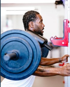 ​快船晒莱昂纳德近照：更强壮，表情轻松调皮