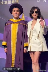 ​梁朝伟携妻子刘嘉玲出席荣誉院士颁奖典礼，夫妻恩爱同框幸福满满