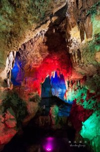 ​位于沂水县的这个地下大峡谷，色彩斑斓的熔岩洞神秘壮观