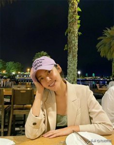 ​秋瓷炫与老公度假背影合照甜蜜，晒老公视觉美照大长腿抢镜