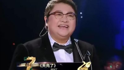 ​1999年贵州缆车高空坠落，韩红收养了幸存儿，并创作了《天亮了》