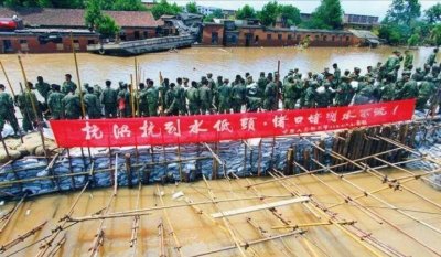​1998年长江大堤溃决在即，数十万人仍未撤离，连长下令死守30分钟