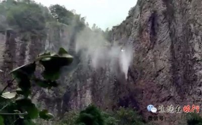​奇景，雁荡山大龙湫瀑布被吹上天，如倒流！