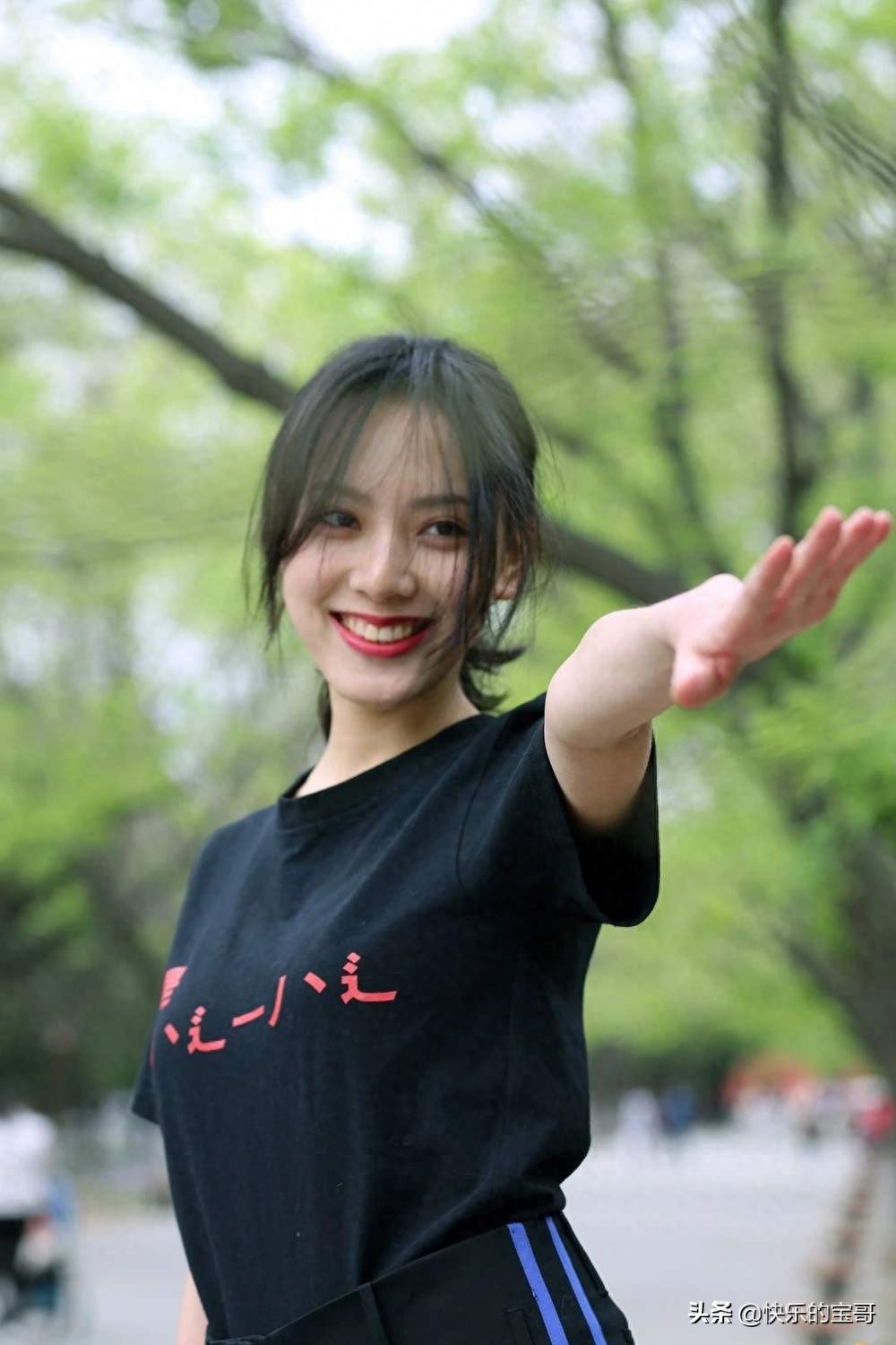 古灵精怪的95后美女演员，孙嘉灵，给人一种初恋般的感觉