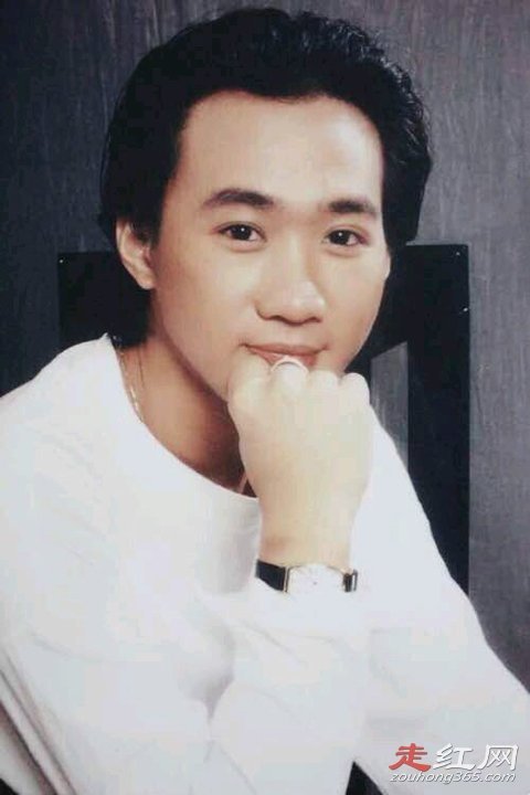 黄家驹死亡遗体遗容照 葬礼无数听众歌迷前来吊唁