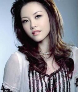 ​歌星戴娆：张国立御用歌手，遭生父上告，35岁嫁清华学霸获幸福