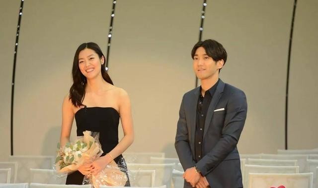 沈梦辰1分33秒是真的（唐艺昕下巴被沈梦辰撞歪）