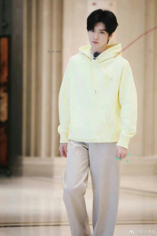 沈月录制综艺路透 是青春灵动的月月子！ 