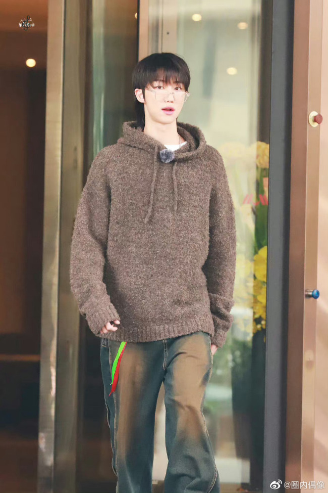 沈月录制综艺路透 是青春灵动的月月子！ 