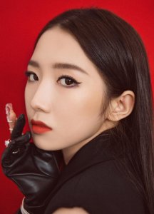 ​孟美岐一身黑登《创造营》舞台，配精致红唇，尽展小姐大风范