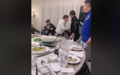 ​吴京和众多大佬喝酒聚会 张涵予抽雪茄好霸气