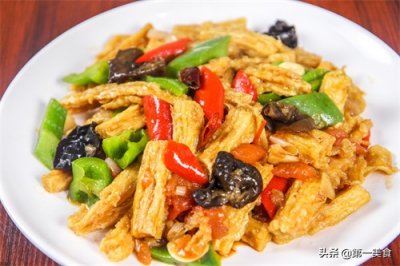 ​厨师长教你烧腐竹的家常做法，烧出来的腐竹金黄酥脆，比肉都香