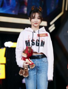 ​MISS身材有多好？看她在英雄联盟拜年秀上的打扮，我羡慕了