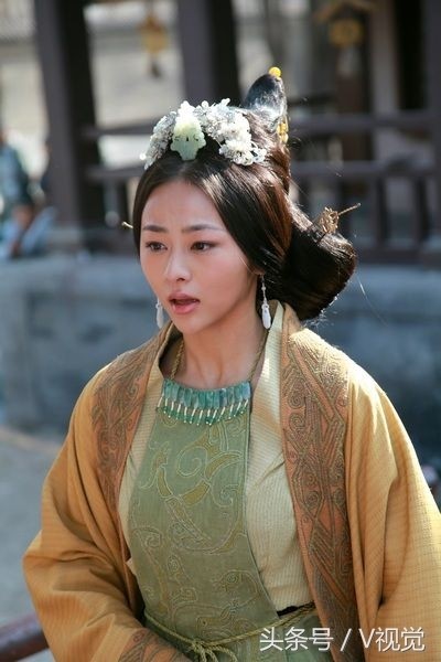 小斯琴高娃具有清丽的外形和纯净的独特气质，演《省港大营救》