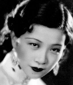 ​她是可口可乐的首位中国代言人却在25岁吞药，30万人自发为其送行