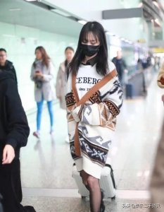 郑爽穿黑丝走机场,除了性感更加清纯,纤细双腿太抢镜