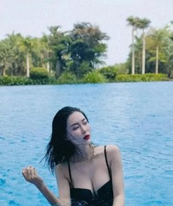 ​胡然晒黑色泳装照大秀事业线大美腿！魔鬼身材性感火辣